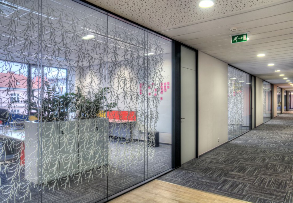 Für modern konzipierte Bürogebäude bietet diese Glastrennwand die ideale Lösung mit viel Durchblick und Individualität und dank doppelter Verglasung auch hervorragende Schalldämmwerte.