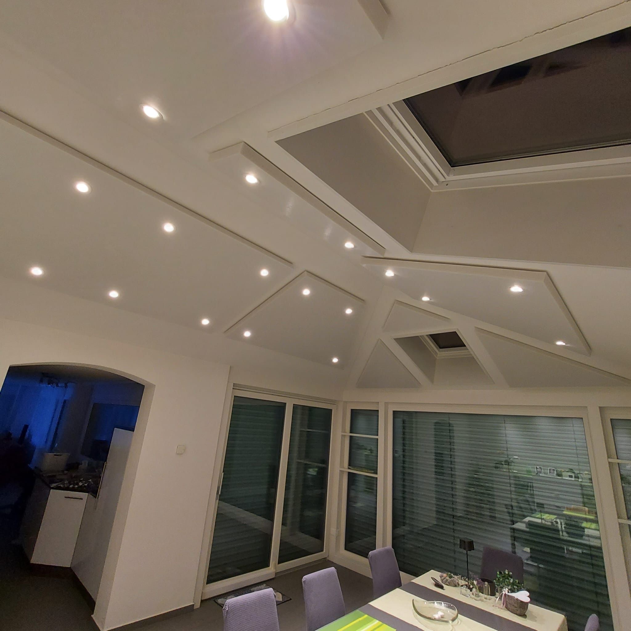 Ansicht des Raumes mit perfekt integrierten Akustiksegeln