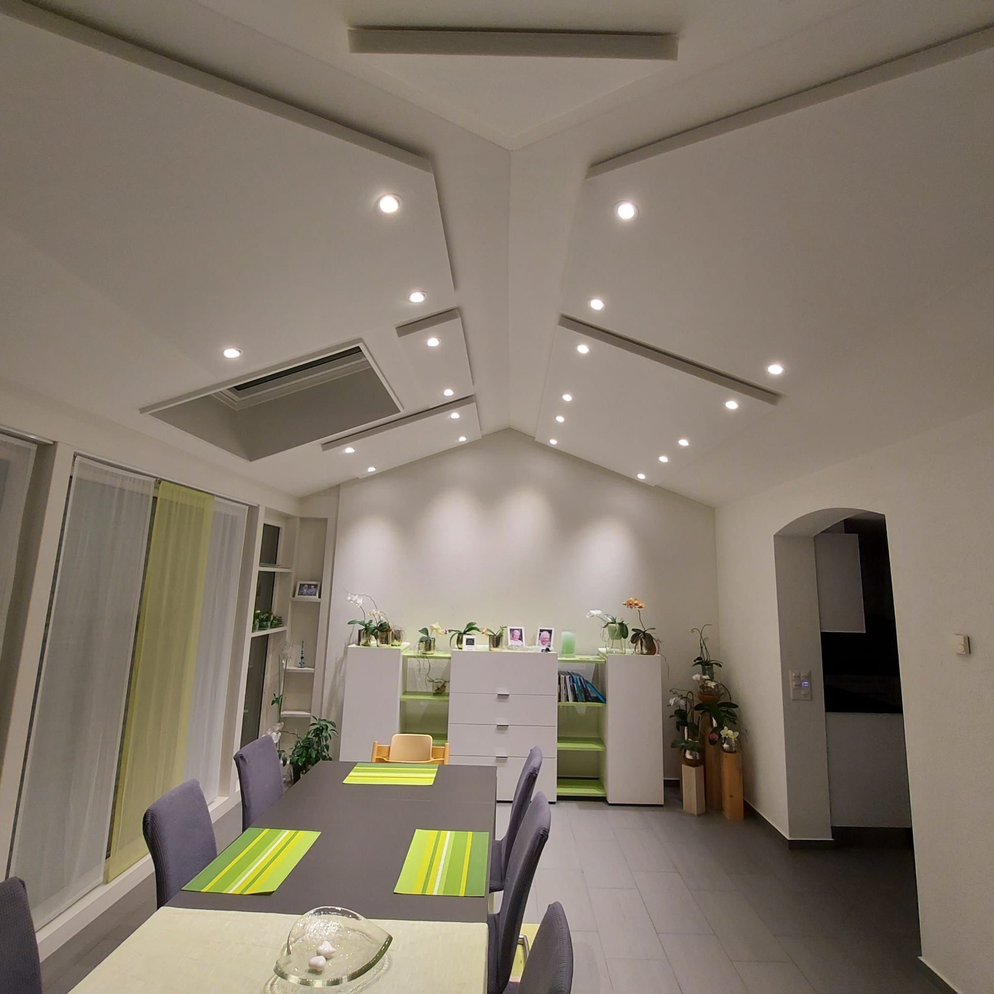 Blick vom Tisch aus – harmonische Verbindung von Akustik und Licht