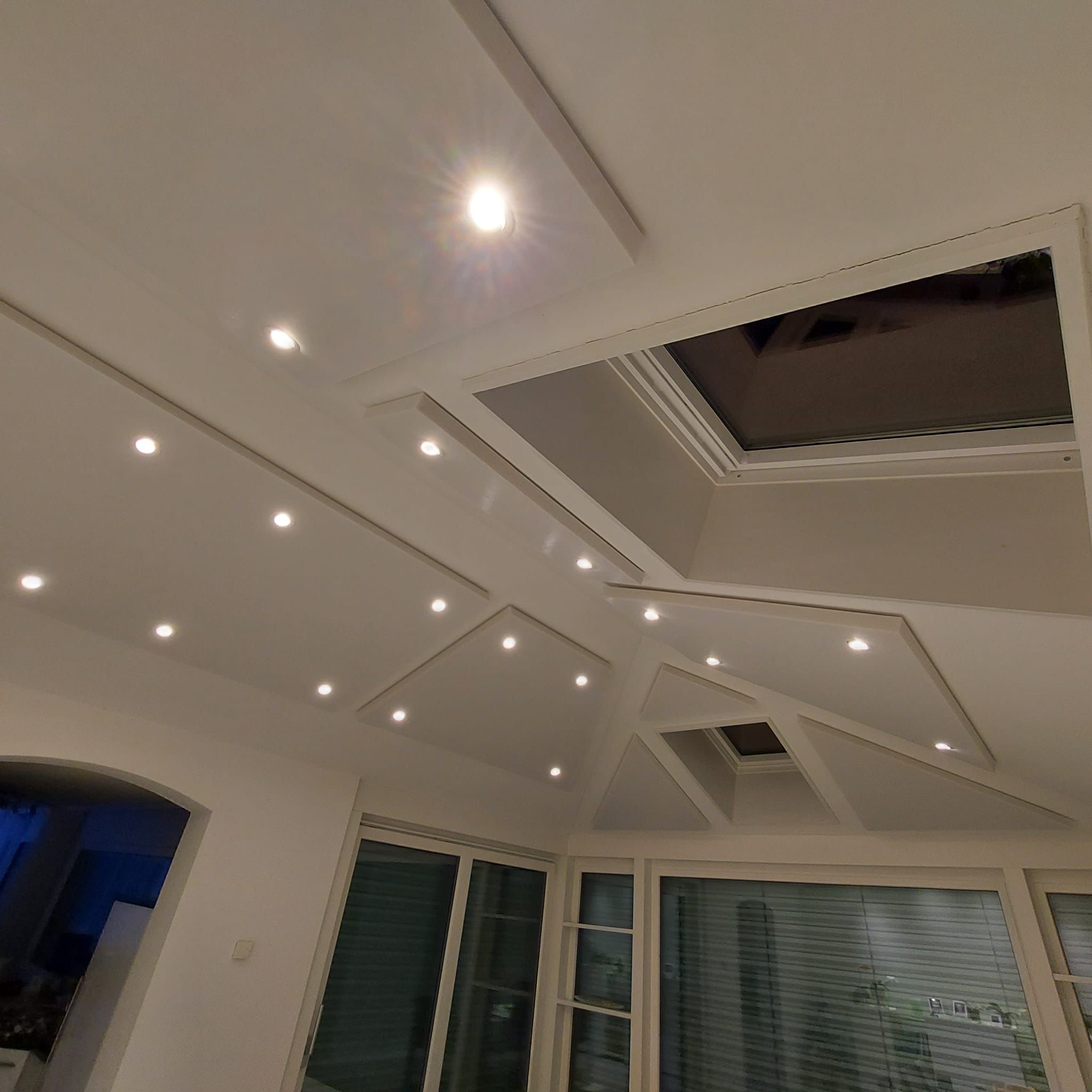 Detailaufnahme der geometrisch angeordneten Elemente mit LED-Beleuchtung